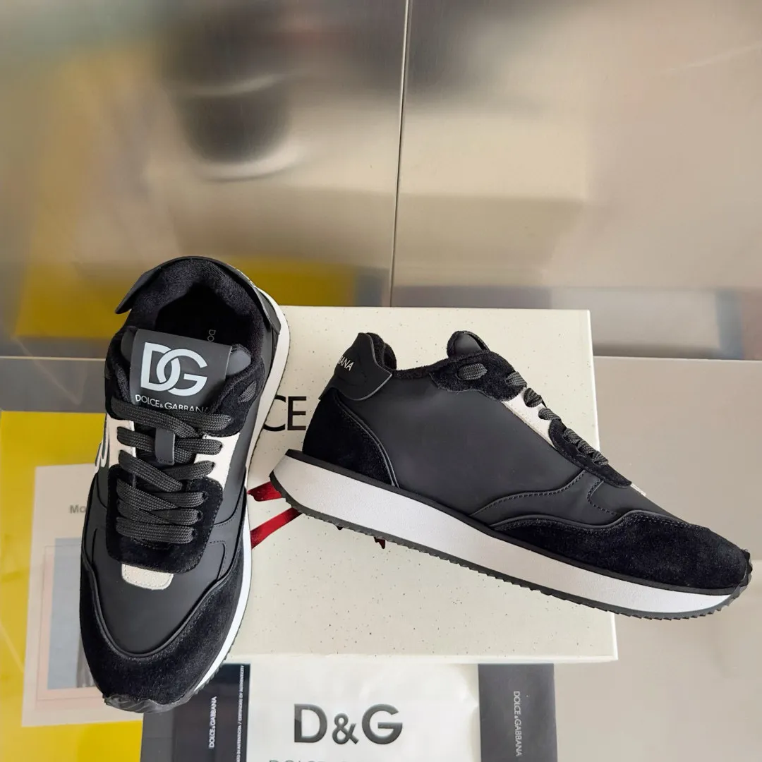 Factory price: 458💰D&G's latest Cushion series casual sports shoes, dad shoes, running shoes, original purchase and development, production, handmade, but always looking to the future. The new Cushion sneakers feature a two-tone suede upper accented by a mesh contrasting printed DG cross logo on the side. The lightweight, grippy rubber outsole is innovatively designed to provide excellent performance, while the jacquard label adds timeless style. Exquisite packaging at the delivery counter🛍📦 ▪️ Fabric: Original custom-made first-layer cowhide ▪️ Lining: Original custom-made breathable towel lining ▪️ Sole: Original open-molded rubber material ▪️ Bottom thickness: 3.5CM ▪️ Size: Men's 38-44, customized 45